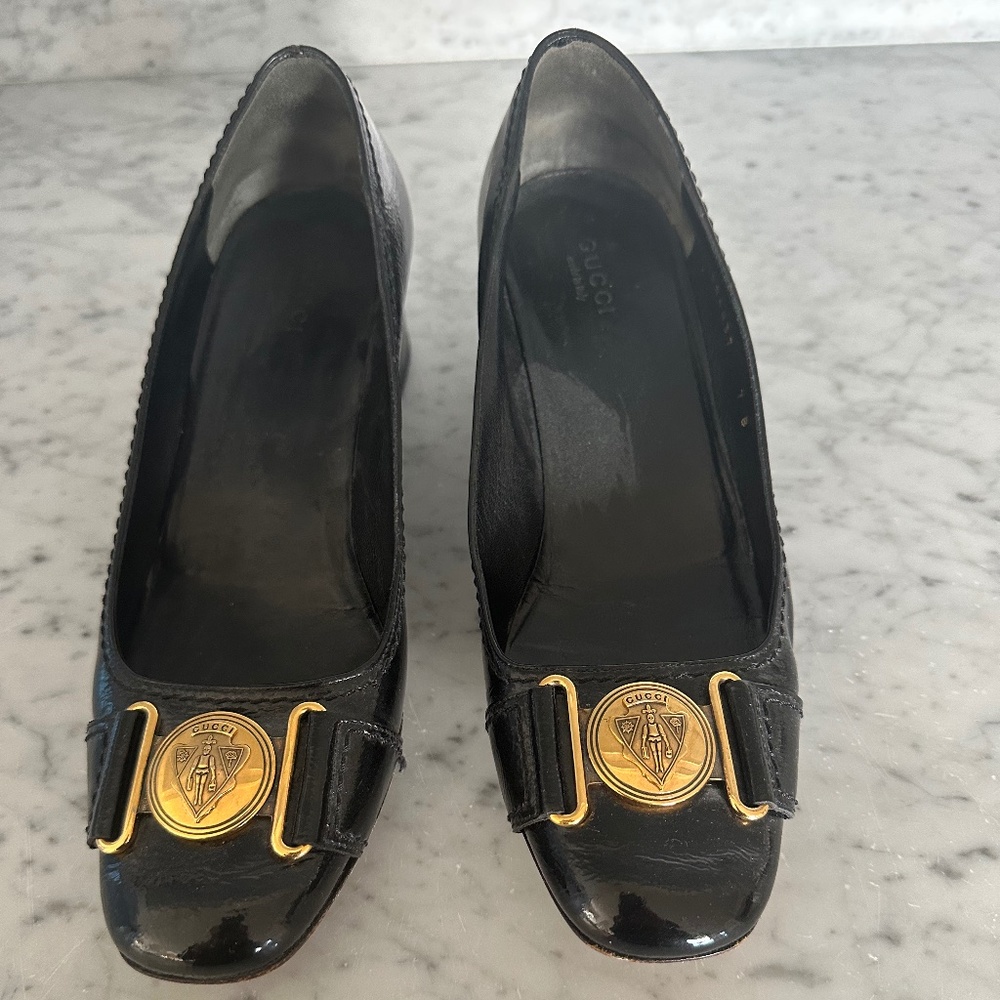Gucci patent leather pump with medallion